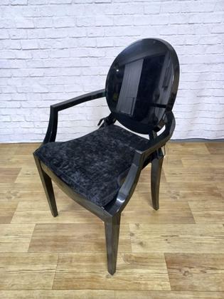 Imagem de Cadeira Sofia Preta Assento Estofado com Braço em Policarbonato