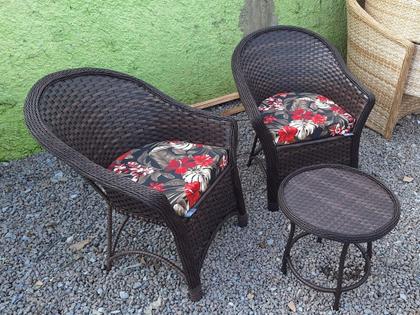 Imagem de Cadeiras e Mesinha de Centro 2 Cadeiras e 1 Mesinha