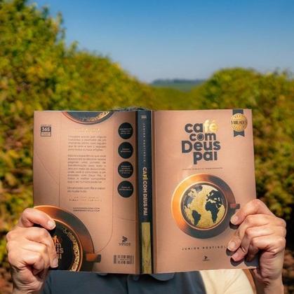 Imagem de Café Com Deus Pai 2025  Porções diárias de transformação.