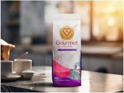 Café Moído Gourmet 3 Corações 100% Arábica Mogiana Paulista Pacote 250g Imagem de Café Moído Gourmet 3 Corações 100% Arábica Mogiana Paulista Pacote 250g
