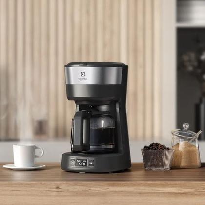 Imagem de Cafeteira Elétrica Electrolux Experience Programável com Timer Cor Inox Preta com Capacidade de 1,2 Litros e 800w de Potência ECM25 127V