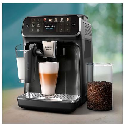 Cafeteira Espresso Superautomática LatteGo Série 4400 Philips Walita Preta com 12 Tipos de Bebidas - EP4441 Imagem de Cafeteira Espresso Superautomática LatteGo Série 4400 Philips Walita Preta com 12 Tipos de Bebidas - EP4441