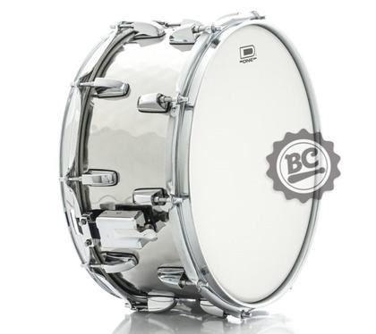 Caixa D-One Pro Series Hammered Steel Shell 14x6,5 com Casco em