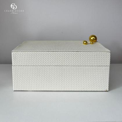 Imagem de Caixa Decorativa em MDF Com Revestimento Off White em Pu Com Esfera Dourada 16x18,5x12,5cm 