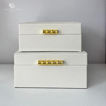 Imagem de Caixa Decorativa em MDF Com Revestimento Off White em Pu e Metal Dourado 16,5x23x10cm 