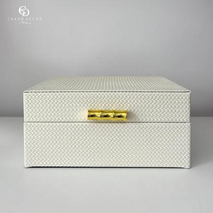 Imagem de Caixa Decorativa em MDF Com Revestimento Off White em Pu e Metal Dourado 16,5x23x10cm 