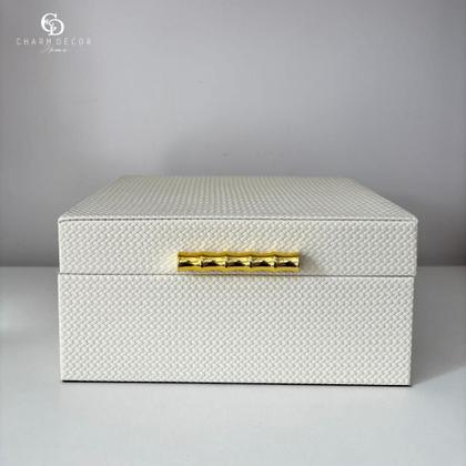Imagem de Caixa Decorativa em MDF Com Revestimento Off White em Pu e Metal Dourado 20x26x12,5cm 