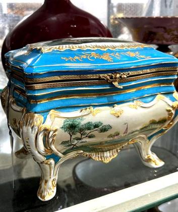 Imagem de Caixa Decorativa Porcelana Francesa Pintado A Mão E Bronze