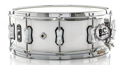 Imagem de Caixa Mapex Black Panther Venom 14x5,5 Piano White com casco em Maple com aros PowerHoop 2.3mm