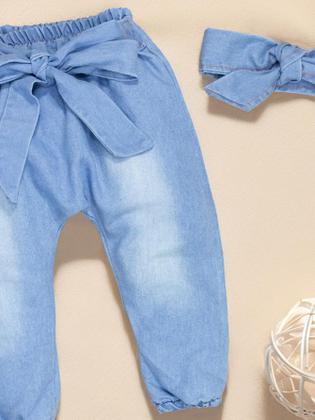 Calça e Faixinha em Jeans Lavagem Clara para Bebê Menina - Era Uma Vez Imagem de Calça e Faixinha em Jeans Lavagem Clara para Bebê Menina