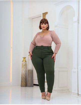 Imagem de Calça Feminina Plus Size 3D Canelada Com Bolso e Cinto Fake