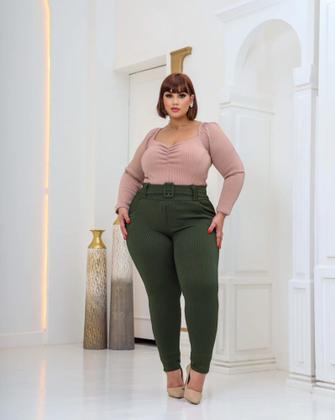 Imagem de Calça Feminina Plus Size 3D Canelada Com Bolso e Cinto Fake