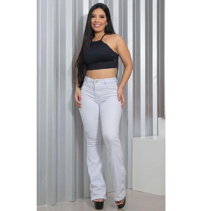 Imagem de Calça Flare Feminina Branca Cintura Alta modela bumbum lycra