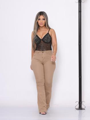 Imagem de Calça Flare Feminina jeans nas cores bege/caqui super confortável que se ajusta no corpo