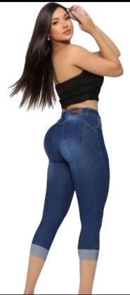 Imagem de Calça Jeans Feminina Capri Rasgada Com Lycra