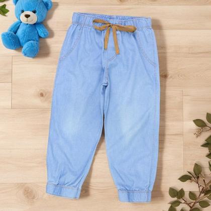 Imagem de Calça Jogger Infantil Jeans Azul Claro Com Detalhe Caramelo