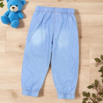 Imagem de Calça Jogger Infantil Jeans Azul Claro Com Detalhe Caramelo