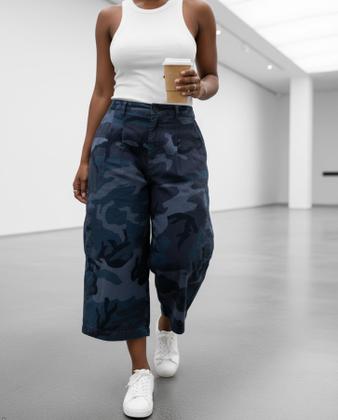 Imagem de Calças cargo Voghtic femininas Camo Barrel Cropped Denim