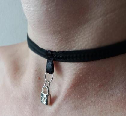 Imagem de Calcinha tanga fio frase noite preta + gargantilha hotwife