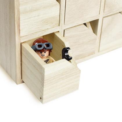 Imagem de Calendário do Advento, Natal iluminado pelo sol, em forma de casa de madeira