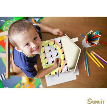 Imagem de Calendário do Advento, Natal iluminado pelo sol, em forma de casa de madeira