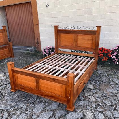Imagem de Cama Casal king size em Madeira de 4 Gavetas Demolição Modelo Almofadas Sudeste Rústico