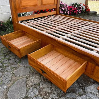 Imagem de Cama Casal king size em Madeira de 4 Gavetas Demolição Modelo Almofadas Sudeste Rústico