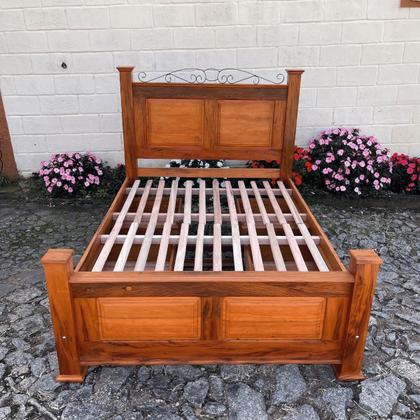 Imagem de Cama Casal king size em Madeira de 4 Gavetas Demolição Modelo Almofadas Sudeste Rústico