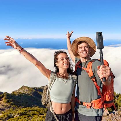 Imagem de Câmera Insta360 X4 Starter Bundle (Baterias + Cartão + Bastão)