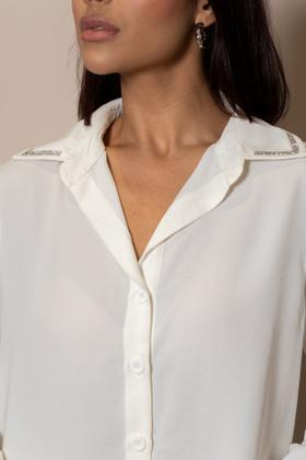 Imagem de Camisa Feminina com Detalhes em Renda Punho e Gola