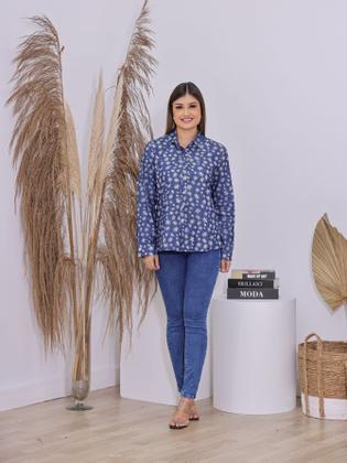 Imagem de Camisa Feminina Jeans Premium Manga Longa com abotoamento frontal estampado com manga