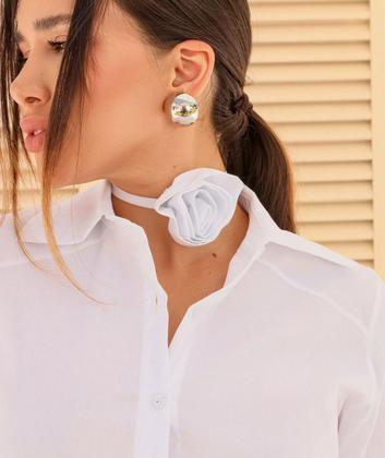 Imagem de Camisa Listrada Feminina Com Acessório De Flor