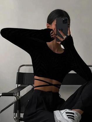 Imagem de Camiseta Curta Feminina Preta Sem Costas Com Decote Redondo E Mangas Longas Slim Sexy