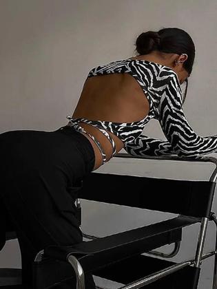 Imagem de Camiseta Curta Feminina Preta Sem Costas Com Decote Redondo E Mangas Longas Slim Sexy