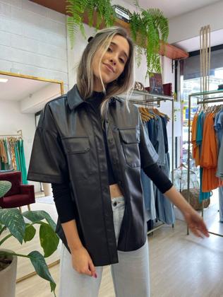 Imagem de Camiseta feminina Regular em Material PU