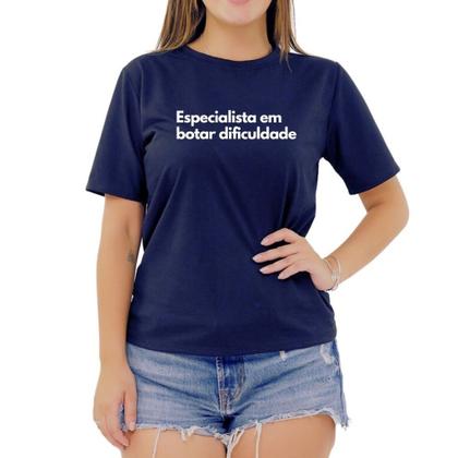 Imagem de Camiseta Frase Especialista Em Botar Dificuldade Feminina