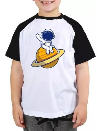 Imagem de Camiseta Infantil Astronauta em saturno camisa menino fofo