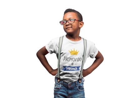 Imagem de Camiseta infantil Promovido a Primo Mais Velho Branca