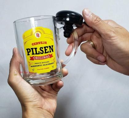 Imagem de Caneca Chopp com Campainha Sino para Bebidas Cerveja e Pilsen Copo em Vidro com Alça