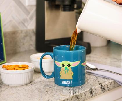 Imagem de Caneca de café Silver Buffalo Star Wars The Mandalorian Baby Yoda