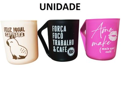 Imagem de CANECA PLÁSTICA DIVERTIDA COM ALÇA TRIANGULAR - ESTAMPAS VARIADAS 300ml unidade