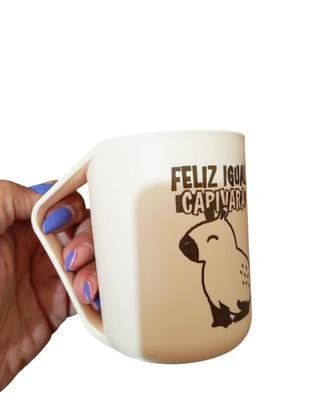 Imagem de CANECA PLÁSTICA DIVERTIDA COM ALÇA TRIANGULAR - ESTAMPAS VARIADAS 300ml unidade