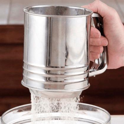 Imagem de Caneca Polvilhador Inox Peneira Escorrer Massas Com Gatilho