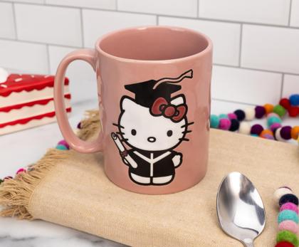 Imagem de Caneca Silver Buffalo Hello Kitty Graduation 500 ml de cerâmica