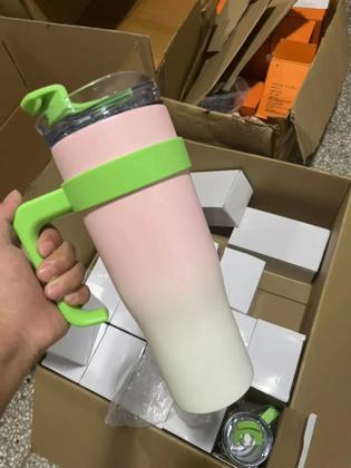 Caneca térmica inox 1,2L leve de generosa capacidade Copo térmico - Original Imagem de Caneca térmica inox 1,2L leve de generosa capacidade Copo térmico