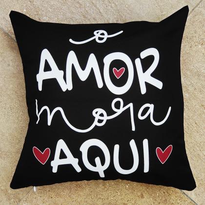 Imagem de Capa Almofada Sarja Frase O Amor Mora Aqui 45x45 Sala Quarto