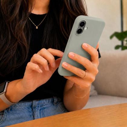 Imagem de Capa Capinha Case Compatível para iPhone 17 Silicone Premium Aveludada com Logo da Maçã  Proteção Antichoque COR:CINZA