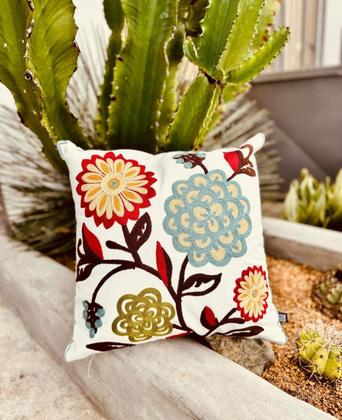 Imagem de Capa de Almofada em Linho Bordada Luxo Decorativa 43x43 cm