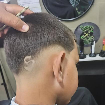 Imagem de Capa de corte barbeiro infantil tecido cetim fexo em ziper