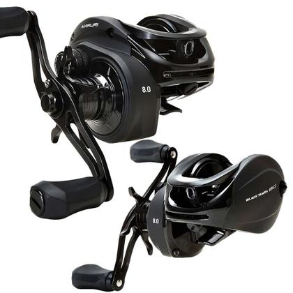 Imagem de Carretilha Black Tamba Bg Esquerdo, Vara Pro Tamba Saint, Boné preto e Capa Makis Fishing Lado da Manivela:EsquerdoCor: